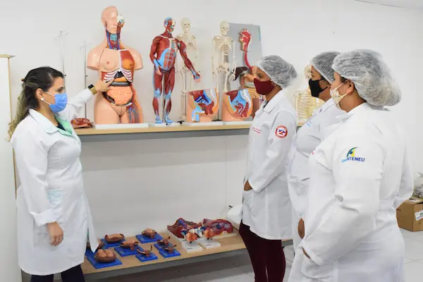 Enfermagem formação, salário e mercado de trabalho