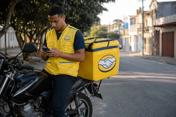 Entregador fazendo o cadastro no aplicativo pelo celular